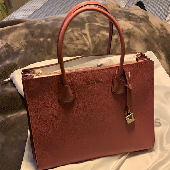 Michael Kors Handbags - Michael Kors large accordion conv tote bag.